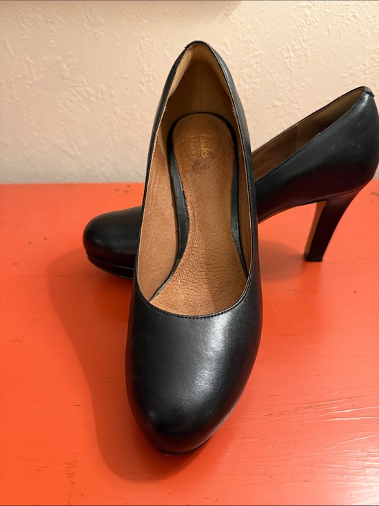 Clarks Shoes - Clarks Artisan Delise Bliss Black Leather Women's Mid-Heel Pumps size 8